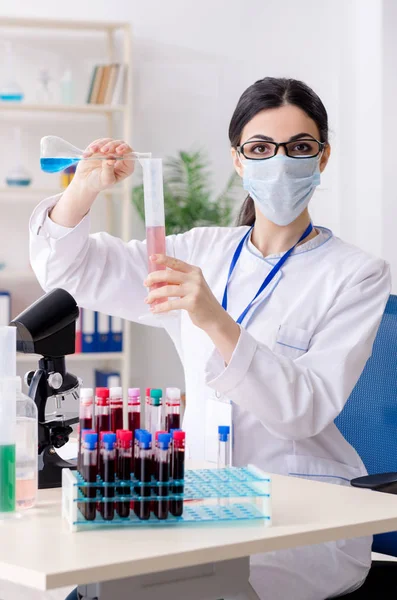 Jovem química do sexo feminino trabalhando no laboratório — Fotografia de Stock