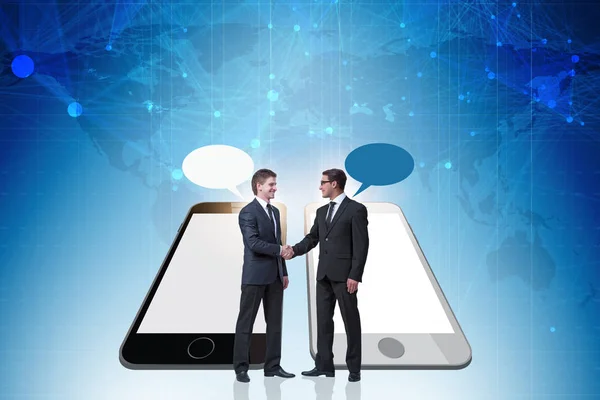 Concept van communicatie met zakenmensen die elkaar de hand schudden — Stockfoto