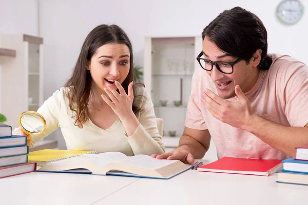 Studenten bereiden zich samen thuis voor op examen — Stockfoto