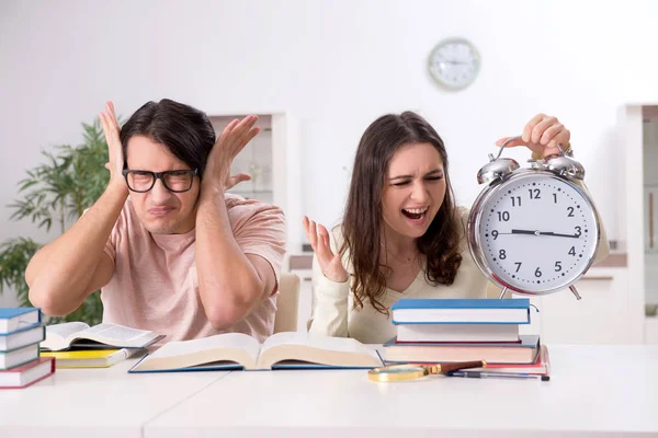 Les étudiants se préparent à l'examen ensemble à la maison — Photo