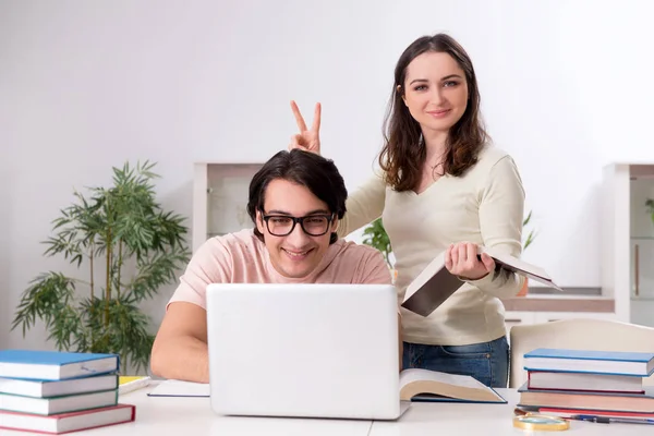 Estudiantes preparándose para el examen juntos en casa — Foto de Stock