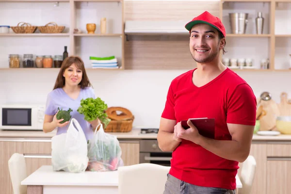 Giovane corriere maschile nel concetto di consegna di cibo — Foto Stock