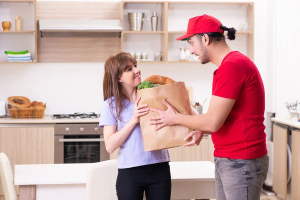 Giovane corriere maschile nel concetto di consegna di cibo — Foto Stock