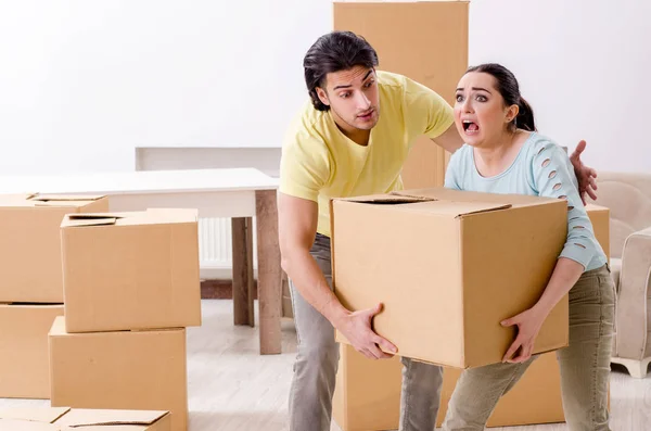 Junges Paar zieht in neue Wohnung — Stockfoto