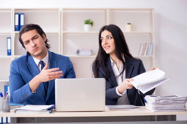 Deux employés travaillant dans le bureau — Photo