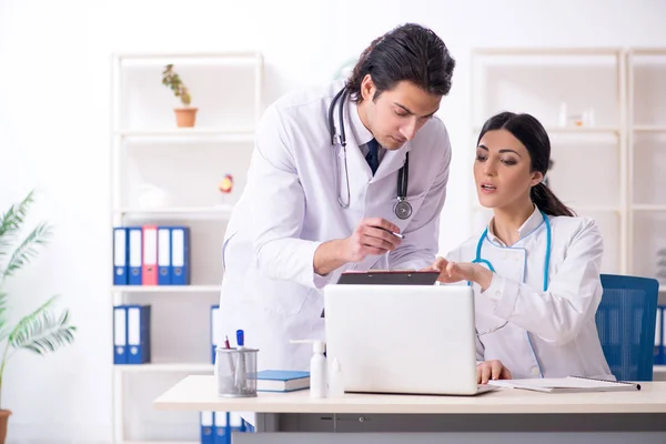 Twee jonge artsen die in de kliniek werken — Stockfoto