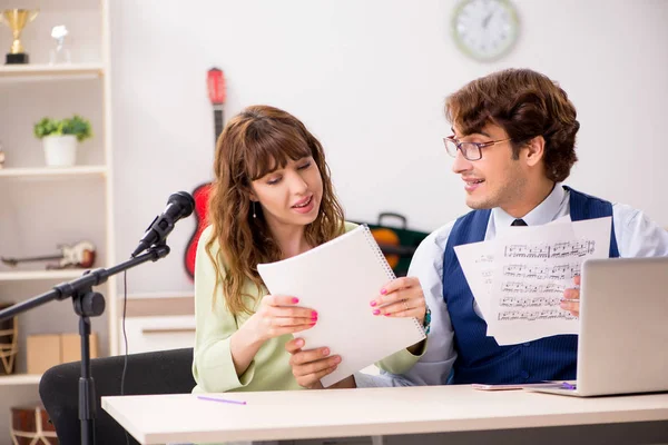 Young woman during music lesson with male teacher — Stock Photo, Image