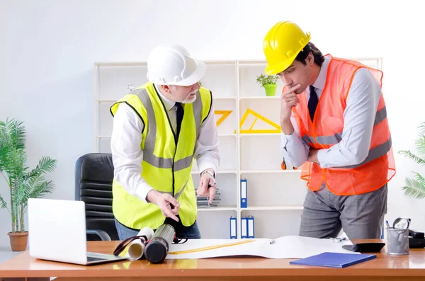 Dos colegas ingenieros trabajando en el proyecto — Foto de Stock