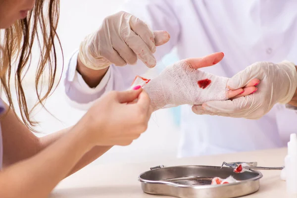 Mujer lesionada de la mano que visita al médico traumatólogo —  Fotos de Stock