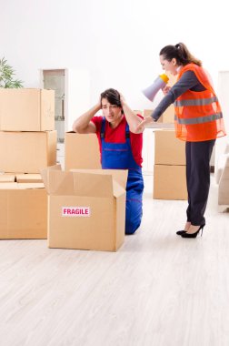 Profesyonel nakliyeciler evde yer değiştiriyor. 