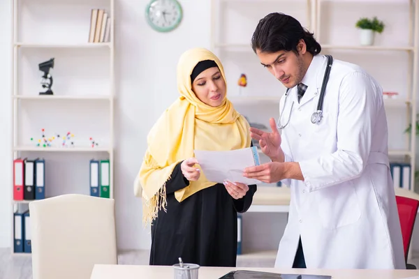 Kadın Arap hasta, erkek doktoru ziyaret ediyor. — Stok fotoğraf