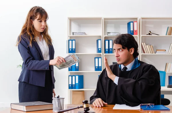 Mujer joven visitando a abogado masculino — Foto de Stock