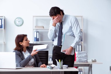 Yaşlı kadın patron ve genç erkek çalışan ofiste.  