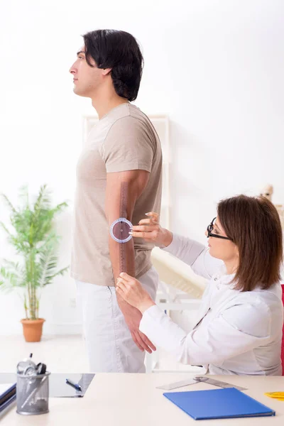 Médico femenino revisando pacientes flexibilidad articular con goniómetro — Foto de Stock