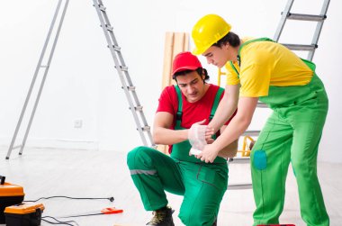 Yaralı işçi ve iş arkadaşı 