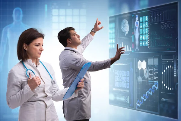 Ärzte in künftigem telemedizinischen Konzept — Stockfoto