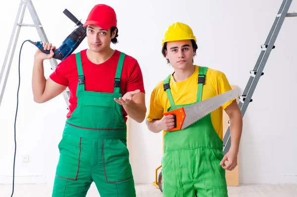 Due lavoratori appaltatori che lavorano al chiuso — Foto Stock