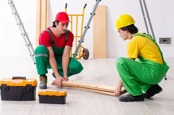 Twee aannemers die binnen werken — Stockfoto