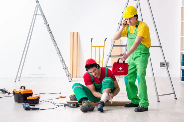 Injured worker and his workmate — Stock Photo, Image