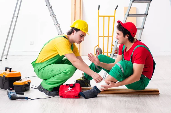 Trabalhador ferido e seu companheiro de trabalho — Fotografia de Stock