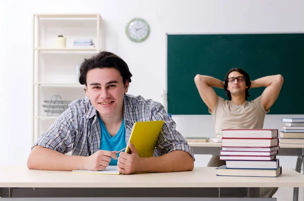 Dois estudantes do sexo masculino em sala de aula — Fotografia de Stock