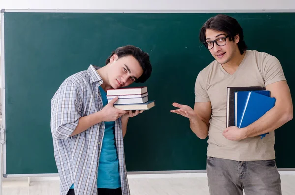 Dos estudiantes varones en el aula — Foto de Stock