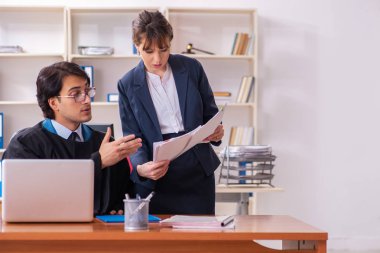 Ofiste çalışan iki avukat.