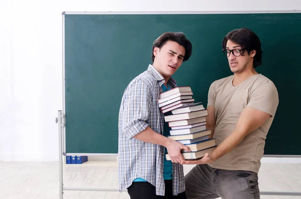 Dos estudiantes varones en el aula — Foto de Stock