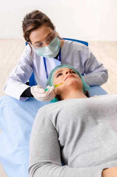 Mujer preparándose para cirugía plástica cosmética — Foto de Stock