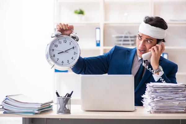 Dipendente maschio ferito alla testa che lavora in ufficio — Foto Stock