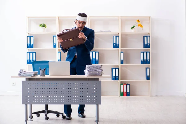 Huvudskadad manlig anställd som arbetar på kontoret — Stockfoto
