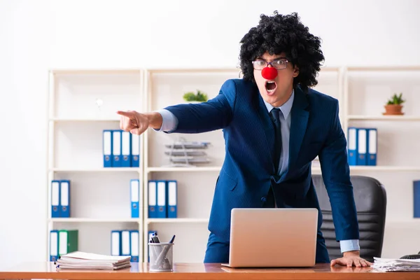 Jeune homme d'affaires clown travaillant dans le bureau — Photo