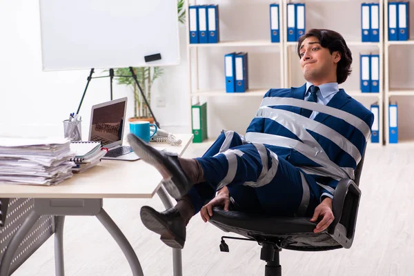 Jovem amarrado masculino empregado no escritório — Fotografia de Stock