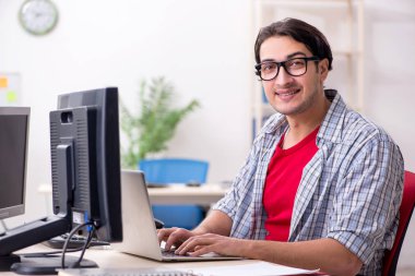 Ofiste çalışan bir erkek. 