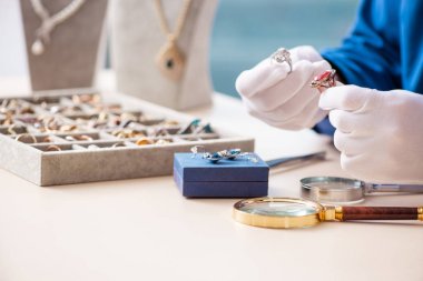 Genç kuyumcu atölyesinde çalışıyor.