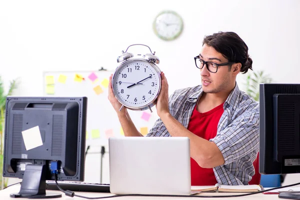 Masculino ele especialista trabalhando no escritório — Fotografia de Stock