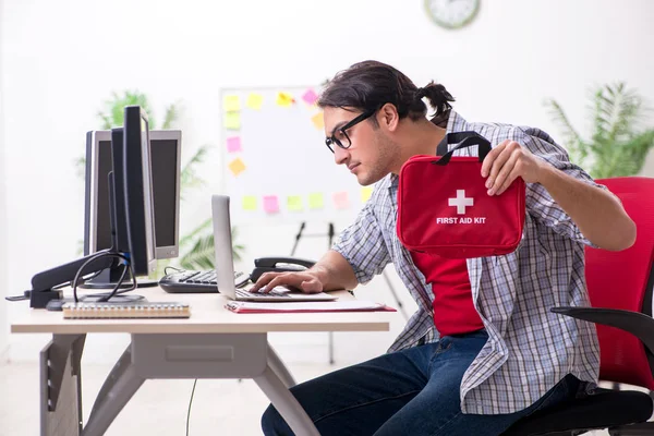 Männliche Fachkraft im Büro — Stockfoto