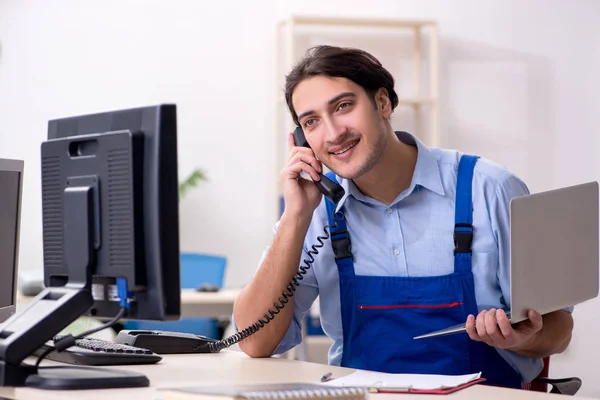 Varón es especialista que trabaja en la oficina — Foto de Stock