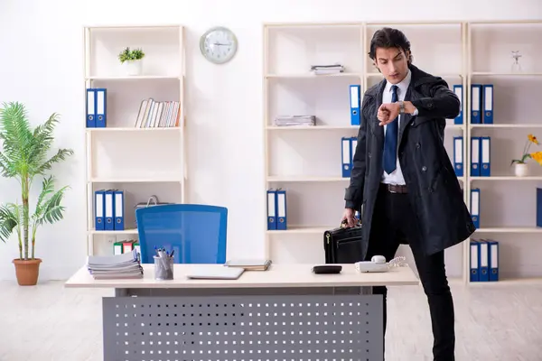 Jeune employé masculin dans le bureau dans le concept de gestion du temps — Photo