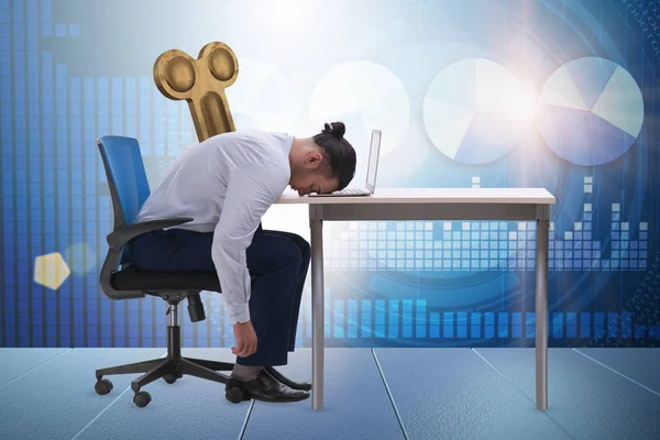 Zaměstnanec ztrácí energii z příliš mnoho práce — Stock fotografie