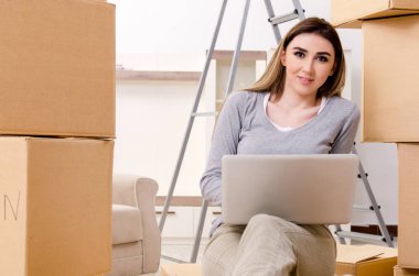 Genç ve güzel bir kadın yeni daireye taşınıyor. 