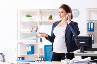 Ofiste çalışan deneyimli bayan çalışanlar. 