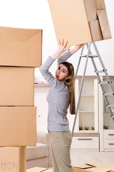 Young beautiful woman moving to new flat — Stock Photo, Image