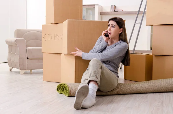 Jeune belle femme déménageant dans un nouvel appartement — Photo