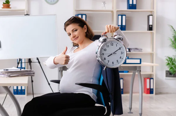 Vieja embarazada trabajando en la oficina —  Fotos de Stock