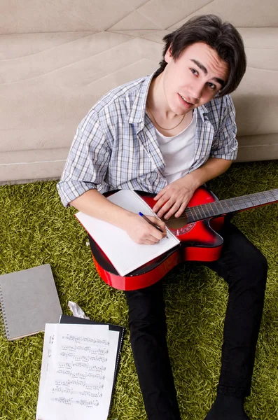 Joven con guitarra en casa —  Fotos de Stock