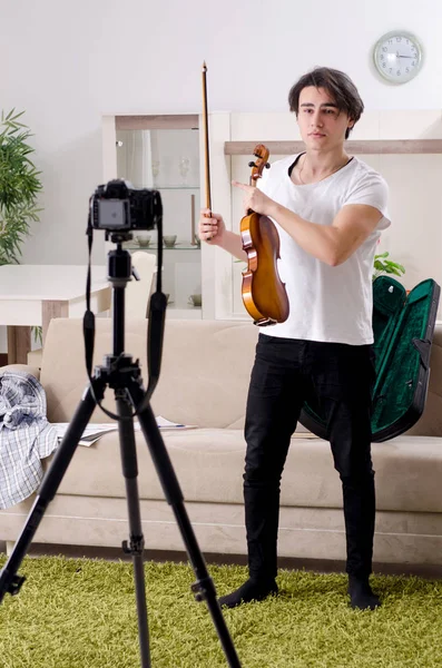 Giovane blogger maschile che suona il violino a casa — Foto Stock