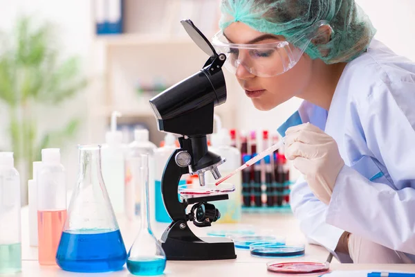 Giovane chimica femminile che lavora in laboratorio — Foto Stock