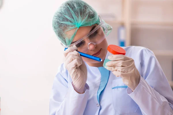 Giovane chimica femminile che lavora in laboratorio — Foto Stock