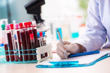 Laboratuvarda çalışan genç bir kadın kimyager. 